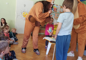 Sowa robi bańkę z dymem