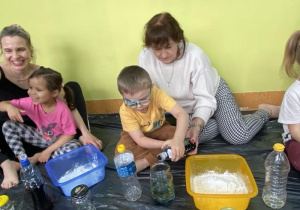 Wojtuś z babcią na zajęciach.
