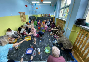 Dzieci tworzą ciekawe masy.