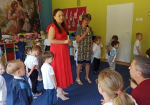 Bratkowe ciocie witają przybyłych gości