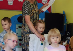 Pola śpiewa piosenkę Łapię gwiazdkę dla tatusia