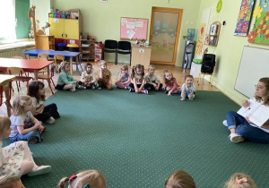 Pani Ola czyta dzieciom bajkę.