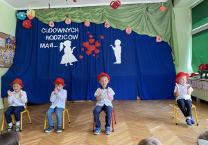 Taniec chłopców dla mam.