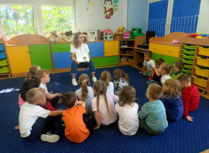 Kolejne spotkanie czytelnicze z ciocią Olą w grupie Biedronki (czerwiec 2025)