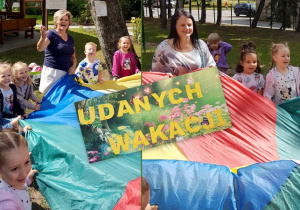 Zabawy z chustą animacyjną.