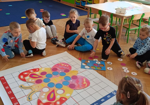 Kropki i motylek.