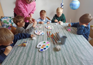 Bratki malują gipsowe figurki