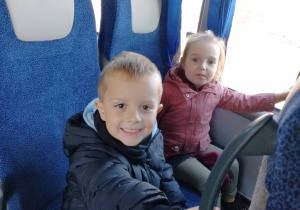Natan i Michasia w autokarze