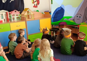 Oglądanie filmu edukacyjnego.