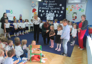 Zaproszenie dzieci na scenę.