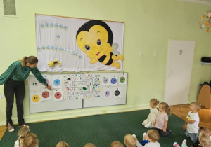 Przedszkolaki rozpoznają i nazywają kolory.