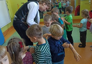 Dzieci oytrzymują pieczątki
