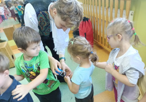 Dziewczynki oytrzymują pieczątki