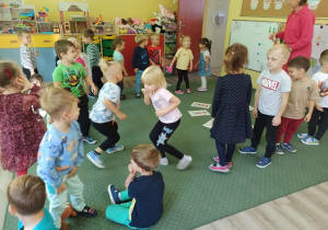 Bratki wykonują czynności przedstawione na obrazku wybranym przez Panią Karolinę