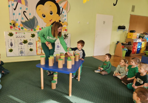 Leon odkrył ciastolinę w kolorze zielonym.