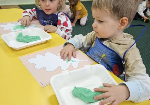 Lena i Patryk podczas wykonywania pracy plastycznej.