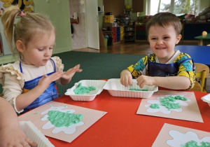 Zuzia i Ignacy wykonują pracę plastyczną z masy solnej.