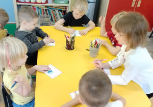 Bratki podczas pracy plastycznej
