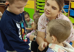 Dawid bada Jasia stetoskopem.