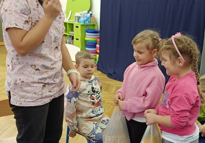 Maja i Nadia wręczają przysmaki dla zwierząt.