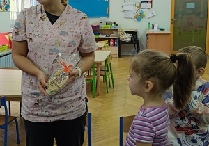 Julia wręcza upominek gościowi.
