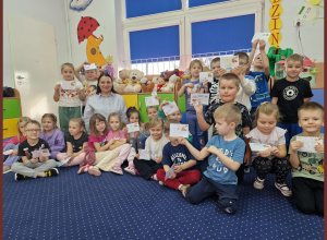 Dzień Poczty 2025 - wizyta Pani Anety z Biblioteki Pedagogicznej w Skierniewicach w grupie Biedronki