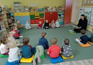 Bratki słuchają czytanej książeczki