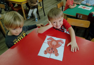 Olek i Artur z puzzlami