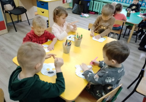 dzieci podczas pracy plastycznej