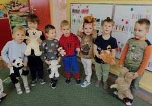 chłopcy ze swoimi misiami