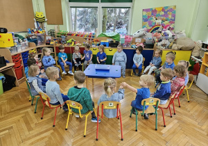 Zabawa w wyszukiwanie obrazków w niebieskiej wodzie.