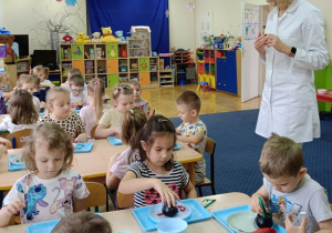 Zwrócenie uwagi na bezpieczne wykonanie eksperymentów.