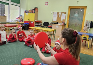 Ciocia Karolina pokazuje obrazki przedmiotów w kolorze czerwonym.