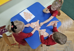 Układanie świątecznych obrazków z puzzli.
