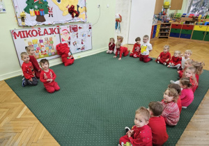 Przedszkolaki otrzymały worek z prezentami od Mikołaja.