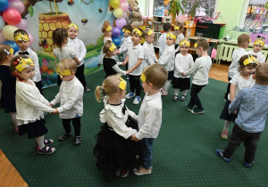 Taniec w parach przy piosence Czerwone Jabłuszko.