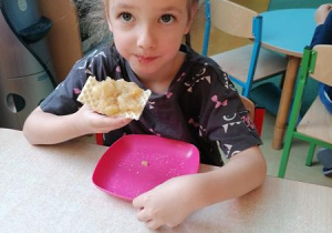 Hania lubi jabłka.