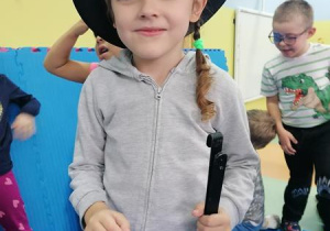 Maja w cylindrze kominiarskim.
