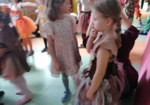 Maja i Hania podczas krótkiego odpoczynku.