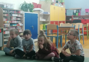 Stokrotki słuchają opowiadania.