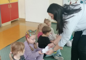 Weronika ogląda listy Felka.