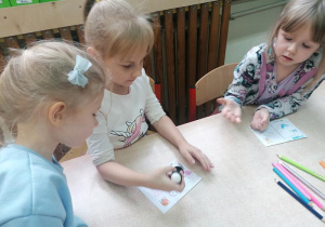 Dziewczynki stemplują listy.
