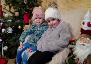 Marcysia i Laura na fotelu Mikołaja