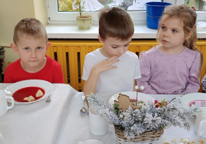 Mateusz, Dawid i Laura na świątecznym obiedzie.