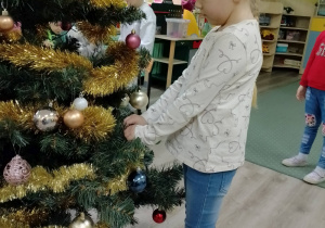 Laura ubiera choinkę