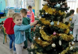 Natan wiesza ozdoby