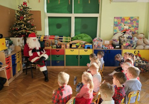 Pszczółki śpiewają piosenkę dla Świętego Mikołaja.