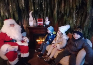 Kajtek, Maja i Julek w domku Mikołaja.