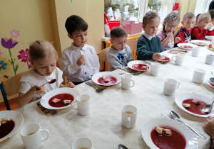 Stokrotki przy świątecznym stole.