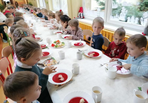 Dzieci przy świątecznym stole.